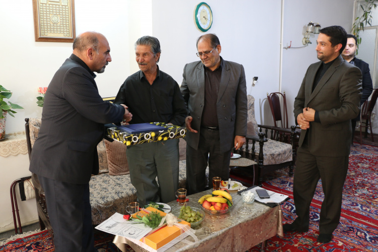 ریاست و کارکنان دانشگاه جامع علمی کاربردی با خانواده شهدا دیدار نمودند.